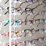 Óculos de grau e maquiagem: como não errar