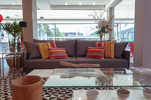 Almofadas decorativas para sofá marrom: 5 Ideias