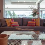 Almofadas decorativas para sofá marrom: 5 Ideias